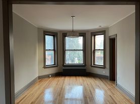 2042 W Hutchinson St, Chicago, IL