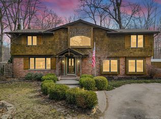 5040 Eagle Rd, White Lake, MI 48383