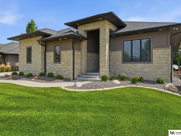 9700 Thornwood Cir, Lincoln, NE 68512