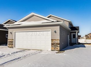 3371 Maple Leaf Loop S, Fargo, ND 58104