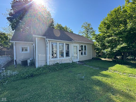 2nd image of 827 N Hawthorne Ln