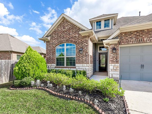 3rd image of 54 Fountain Bend Ln