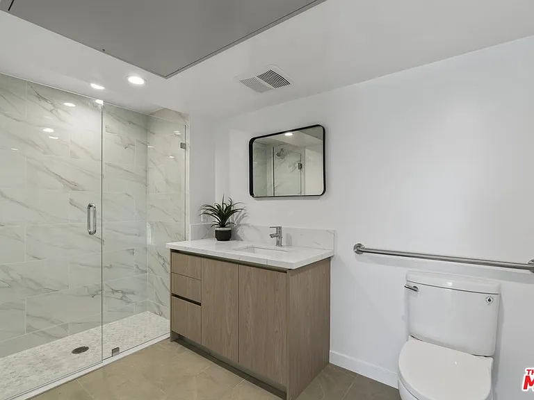 10918 Camarillo St #301 — Photo 12