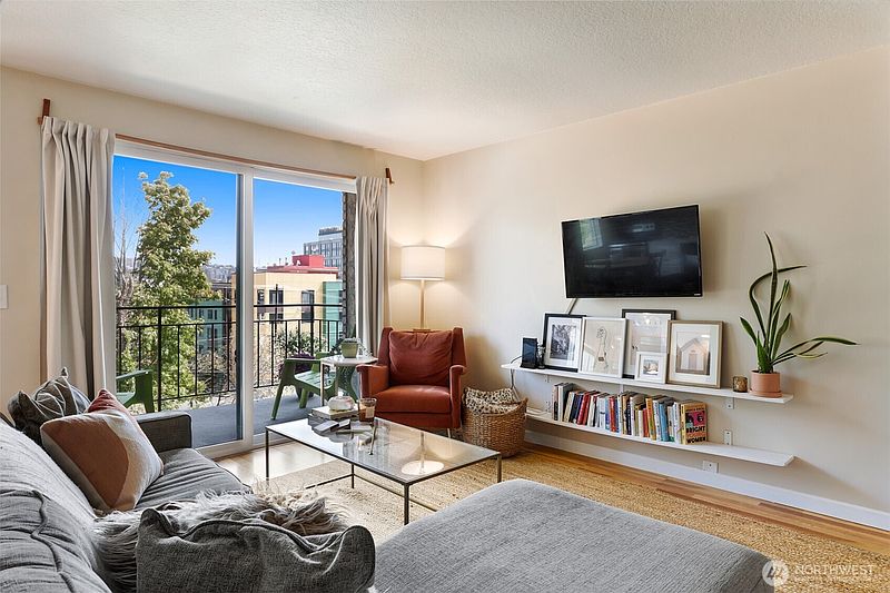 4th image of 610 Aloha Street #302