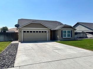 1468 Crab Apple Cir, West Richland, WA 99353