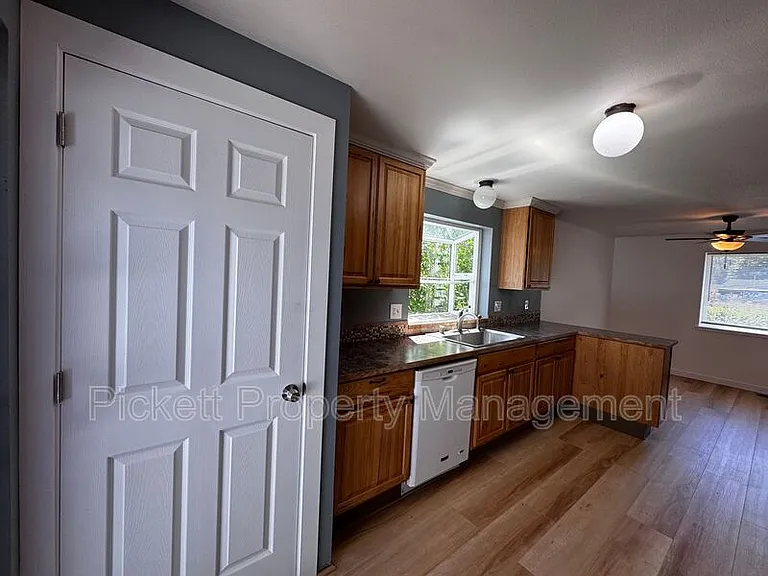 600 NE Flagstone Ln — Photo 9