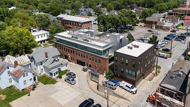 251 N Linn St — Photo 2