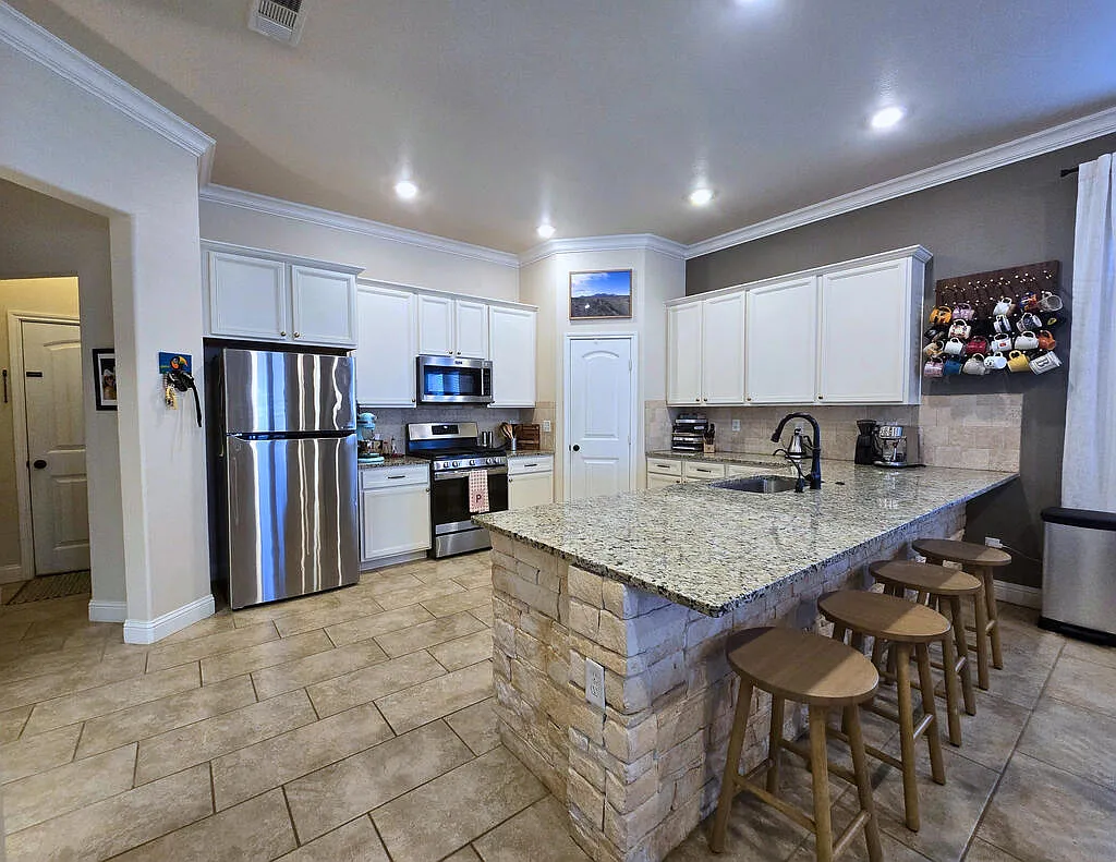 3 bed, 2.0 bath, 2054 sqft, $3,000 — Photo 3