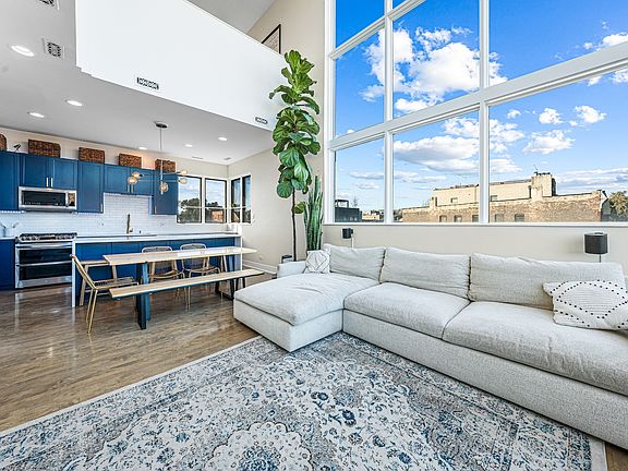 2nd image of 956 N Wood St #Penthouse