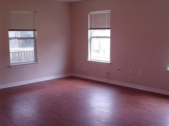 5th image of 218 Edgar Ave