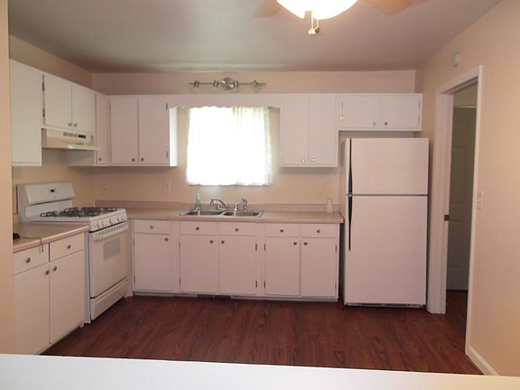 Freshly painted kitchen, newer appliances