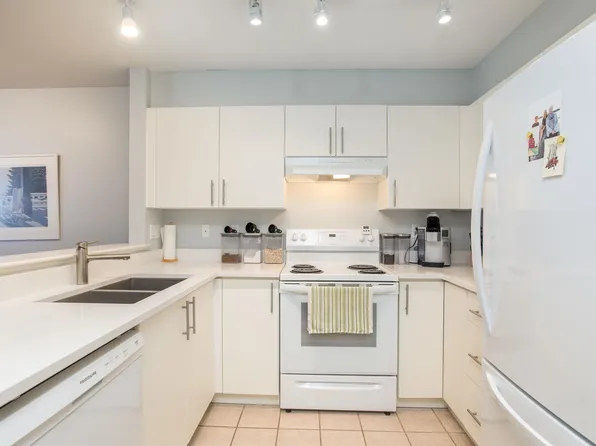 147 E 1st St #313, North Vancouver, BC V7L 1B2