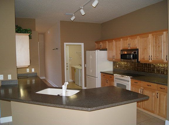 5th image of 3 Lakeside Pl E