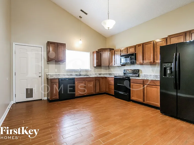 1056 Oak Leaf Rd — Photo 5