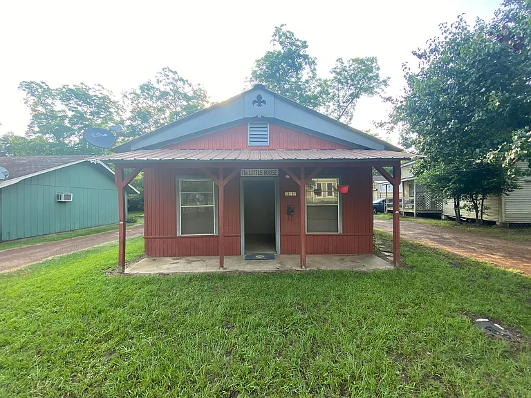 110 N Sanders St — Photo 1