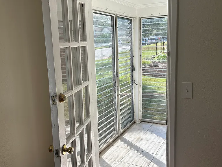 405 E Deckner Ave SW — Photo 5