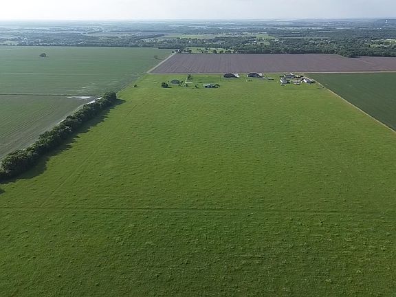 4th image of 1071 Trumbull Rd