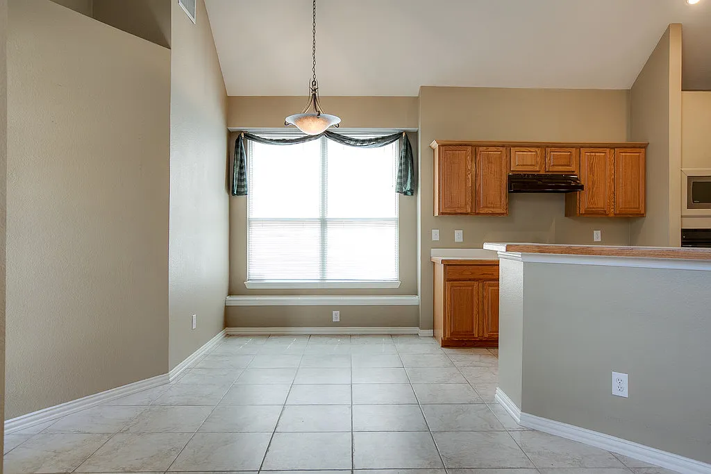 3 bed, 2120 sqft, $2,500 — Photo 2