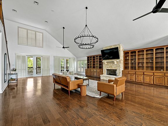 3rd image of 211 Moore Ln