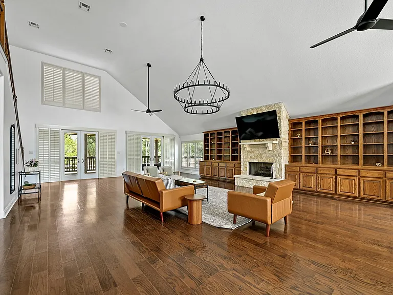 211 Moore Ln — Photo 3