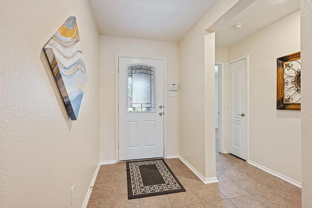 4 bed, 3.0 bath, 2242 sqft, $2,350 — Photo 4