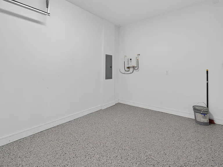 704 SW 9th St — Photo 36