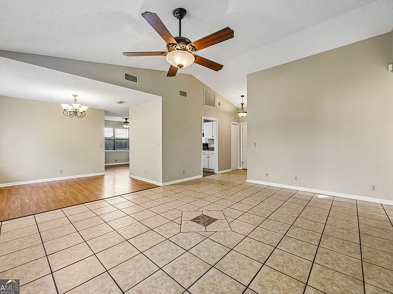 132 Woodvalley Dr — Photo 10