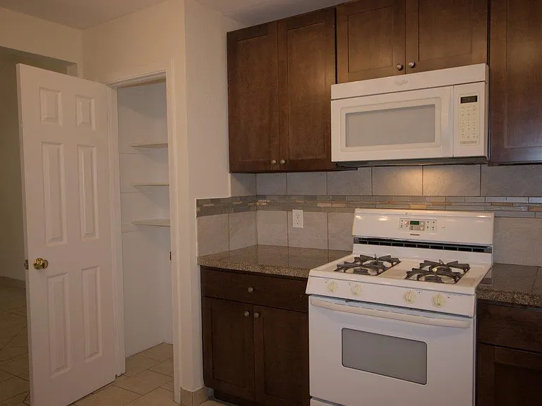 5204 Village Trl — Photo 4