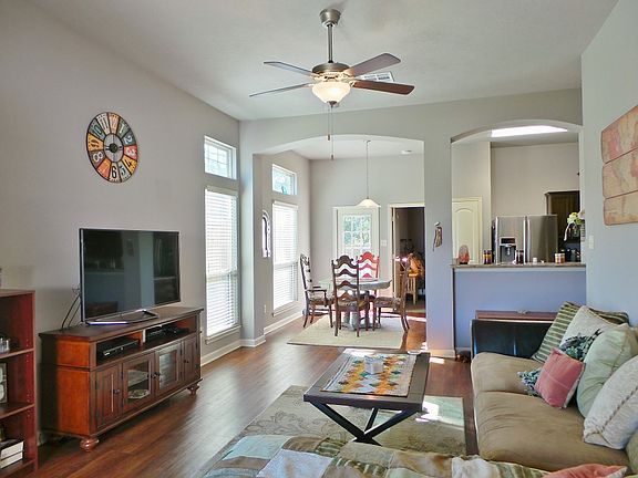 4th image of 304 Hanna Ct