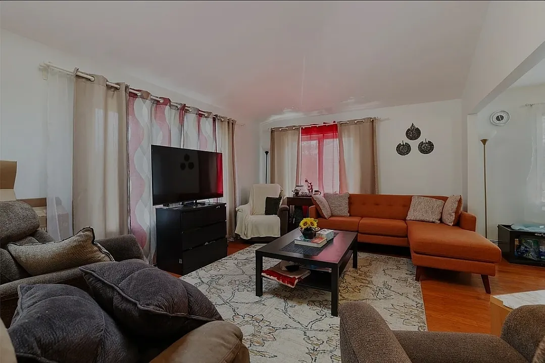 Living room - Oak St