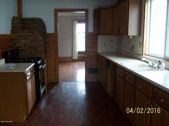 5th image of 338 E Orchard St