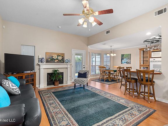 4th image of 3912 Baywood Ln