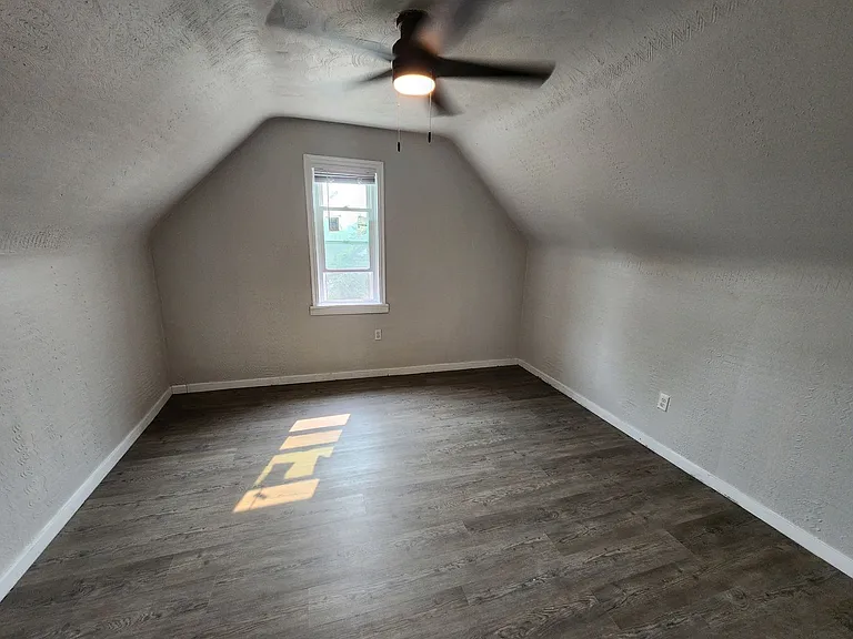 824 Oak St — Photo 18