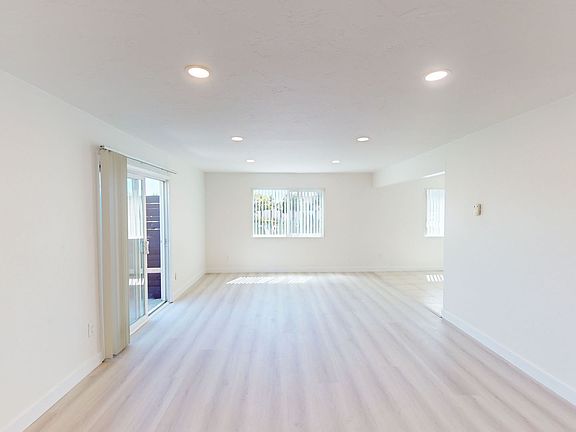 5th image of 976 El Camino Dr APT 1