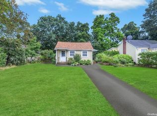 47 Reeves Bay Trl, Flanders, NY 11901