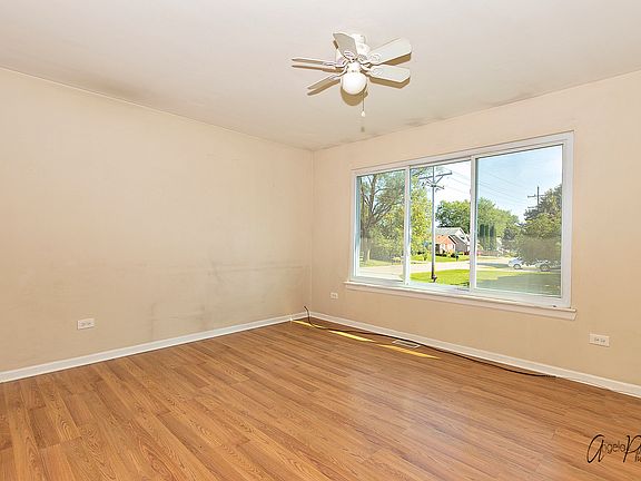 3rd image of 1420 Woodridge Dr