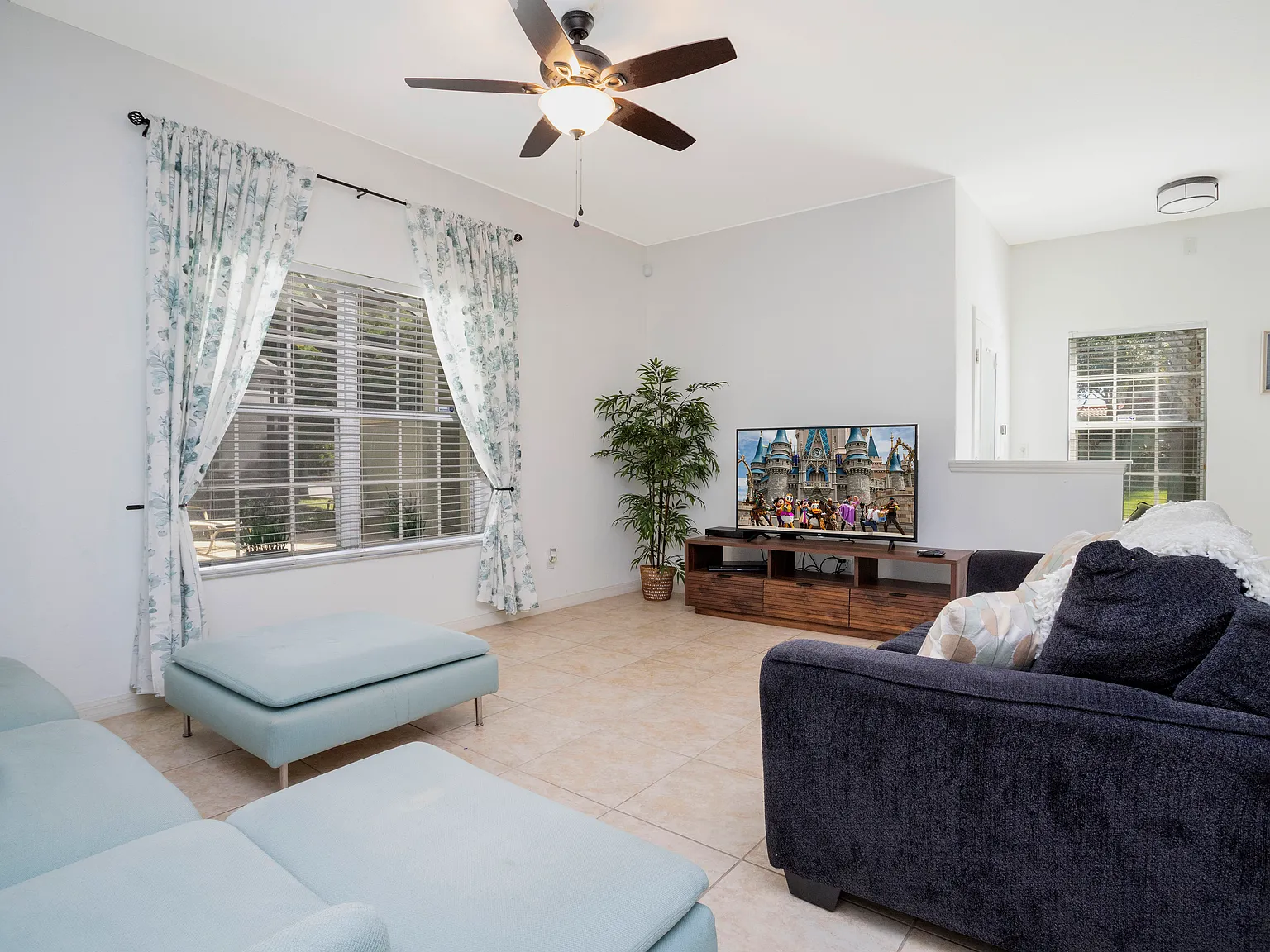 5 bed, 2024 sqft, $3,055 — Photo 2