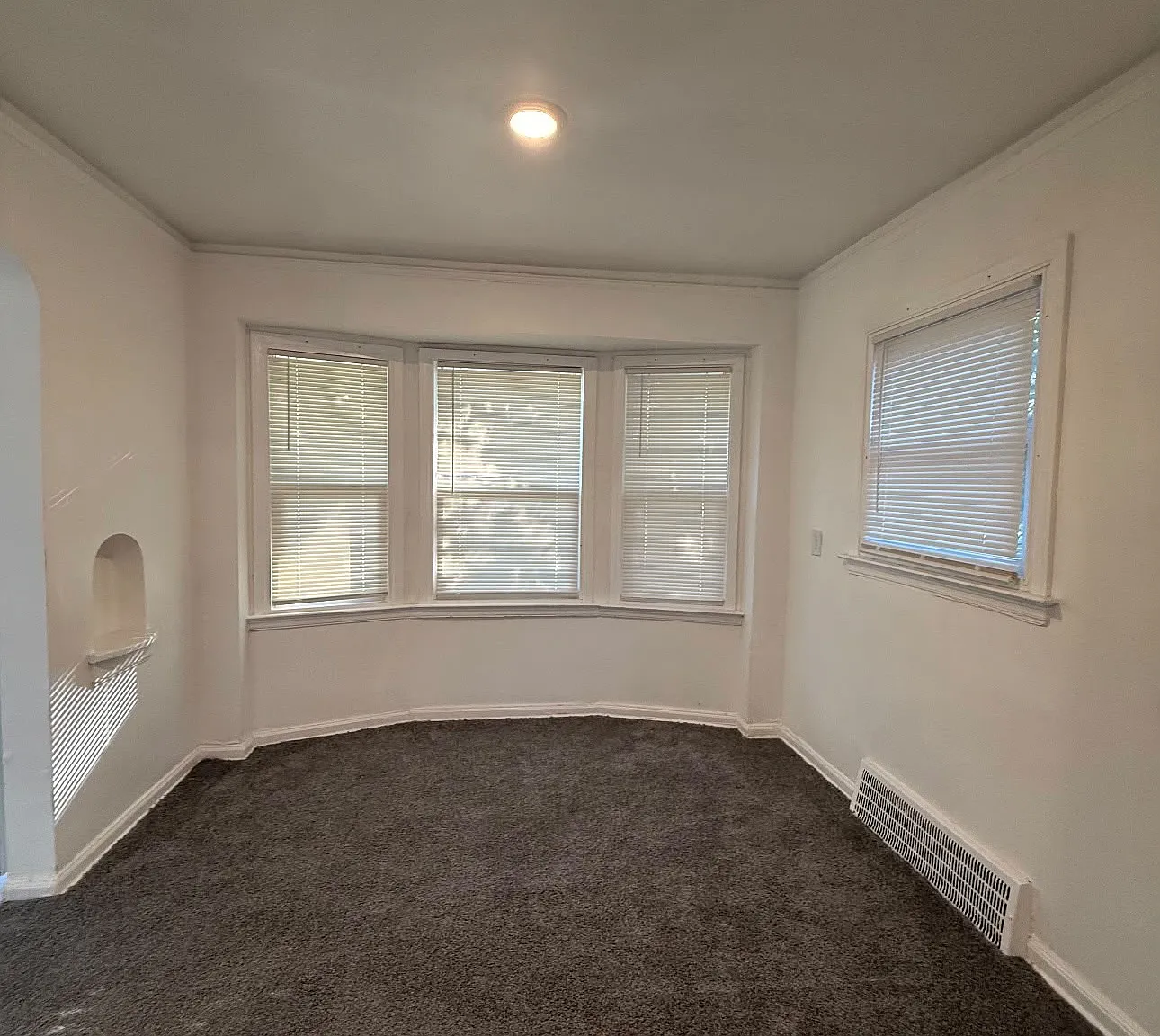 3 bed, 1000 sqft, $1,300 — Photo 4