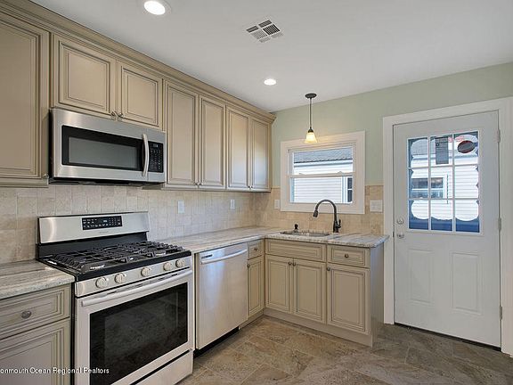 3rd image of 9 Greenville Ct