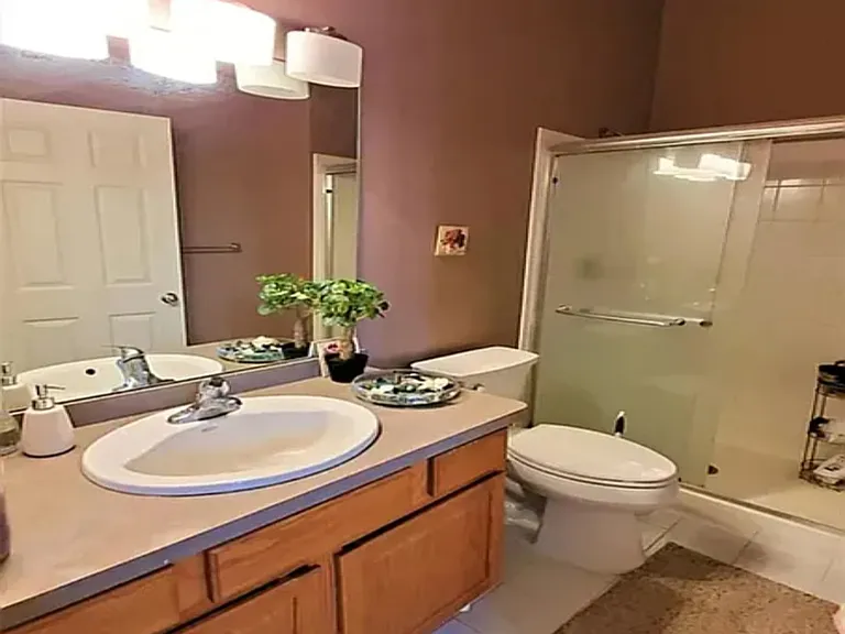 5689 Versailles Ave — Photo 15