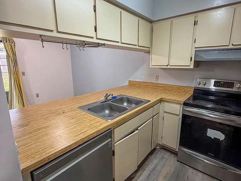 2735 SW 35th Pl #201 — Photo 6