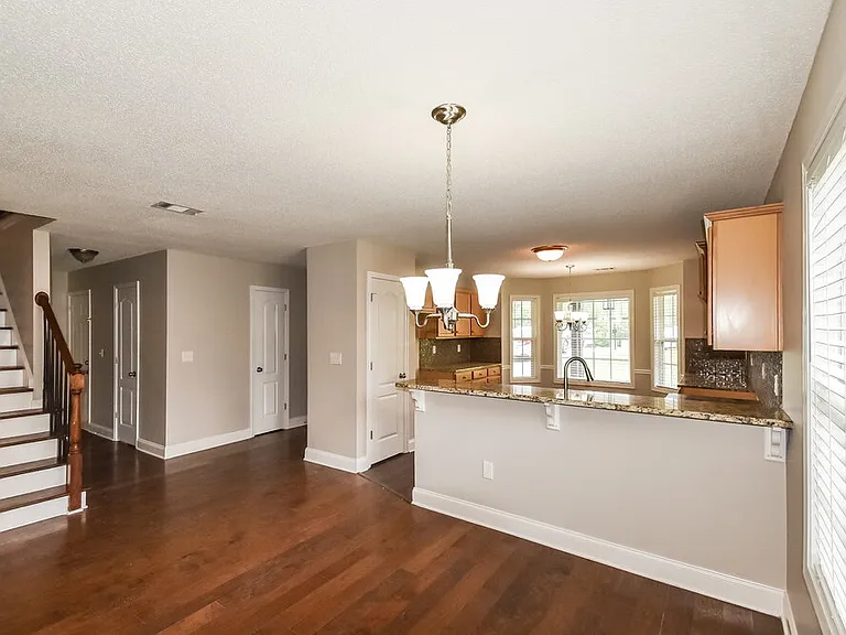 709 Williamsburg Ct — Photo 8