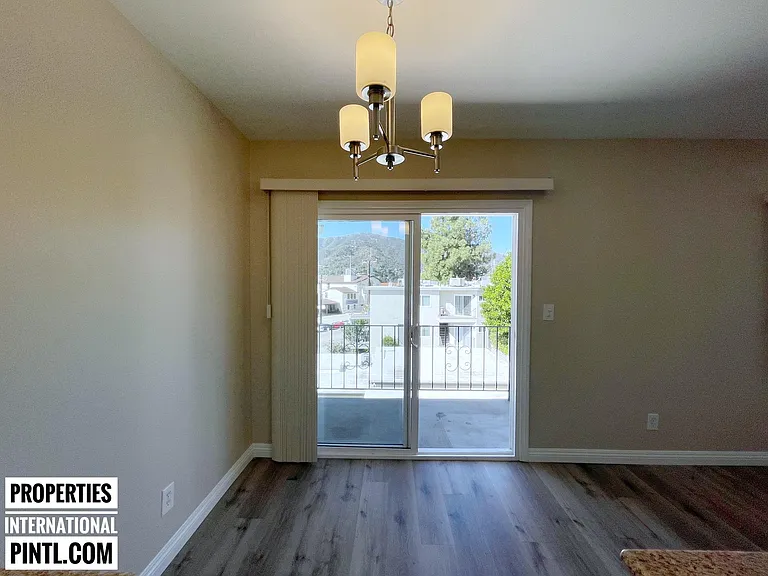 2851 Montrose Ave — Photo 19