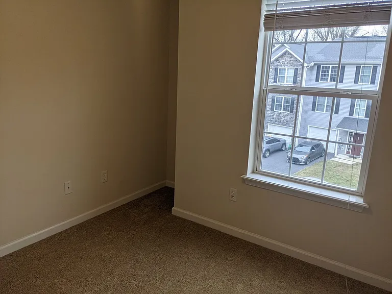 225 Crown Ct — Photo 48