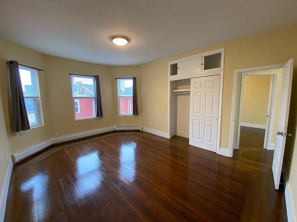 2nd image of 89 Ruthven St #2A