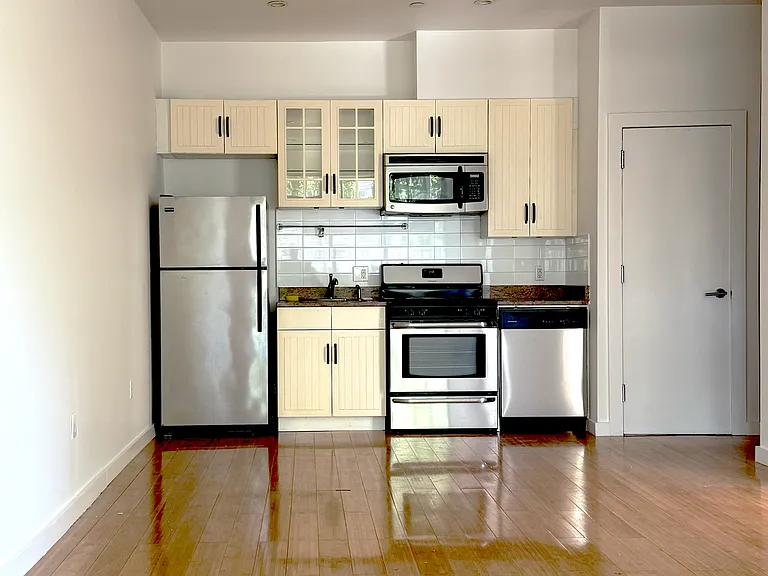 94 Scholes St #2R — Photo 2