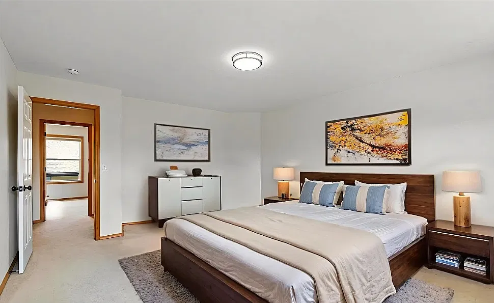 3 bed, 954 sqft, $1,410 — Photo 1