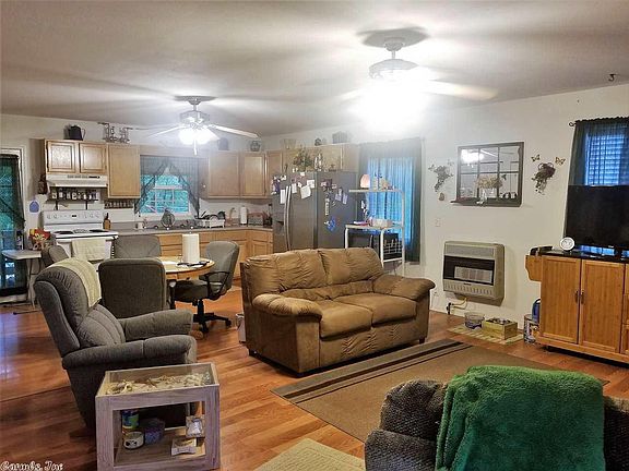 3rd image of 136 Carter Creek Ln