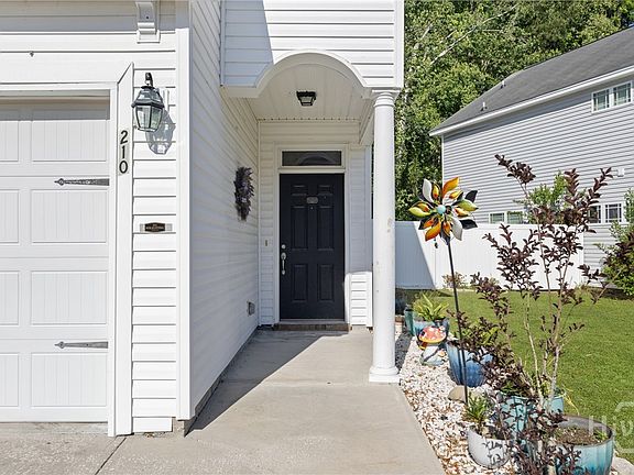 4th image of 210 Summer Hill Way