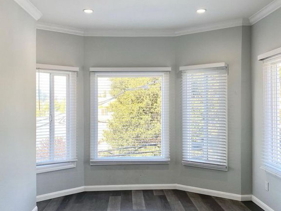 BAY WINDOWS - LIVING ROOM